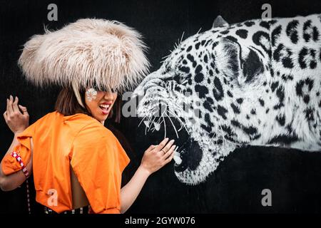 Mayfair, Londra, Regno Unito, 09 ottobre 2021. Il modello Isabella si pone in Bond Street con una grande fotografia del gatto della campagna #MyWestemd. I modelli in abiti e accessori stravaganti si presentano a un flashmob moda del designer Pierre Garroudi nelle strade di Mayfair nel centro di Londra. Foto Stock