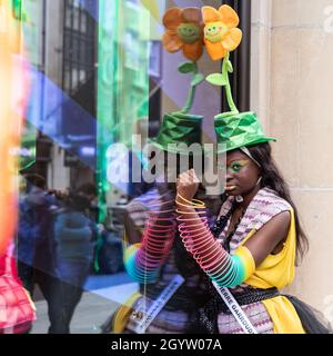 Mayfair, Londra, Regno Unito. 9 ottobre 2021. Il modello Alexandra si pone nel suo cappello colorato con girasole. I modelli in abiti e accessori stravaganti si presentano a un flashmob moda del designer Pierre Garroudi nelle strade di Mayfair nel centro di Londra. Credit: Imagplotter/Alamy Live News Foto Stock