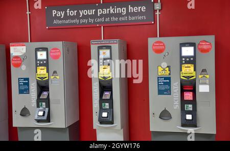 Parcheggio stazione a pagamento con macchine che prendono solo il pagamento con carta, senza contanti per dispensare o pagare il biglietto Foto Stock