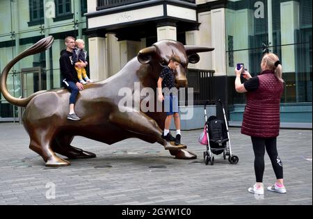 Scultura in toro all'ingresso del centro commerciale Bullring con arrampicata in famiglia su statura per foto Foto Stock