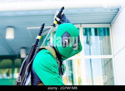 Partecipante coscoplayer raffigurante Green Deadpool a Comic con a Los Angeles, CA, Stati Uniti Foto Stock