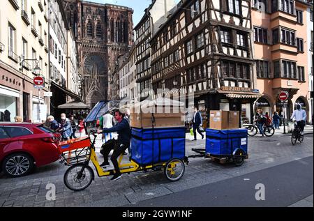 Cycle corriere consegna pacchi merci Strasburgo, Francia Foto Stock