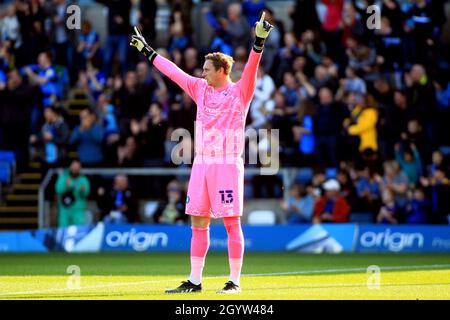 David Stockdale di Wycombe Wanderers festeggia dopo che Gareth McCleary di Wycombe Wanderers segna il suo primo obiettivo. EFL Skybet Football League One Match, Wycombe Wanderers / Gillingham all'Adams Park Stadium di High Wycombe, Buckinghamshire sabato 9 ottobre 2021 . questa immagine può essere utilizzata solo a scopo editoriale. Solo per uso editoriale, licenza richiesta per uso commerciale. Nessun uso in scommesse, giochi o un singolo club / campionato / giocatori pubblicazioni. pic di Steffan Bowen / Andrew Orchard sport fotografia / Alamy Live news Foto Stock