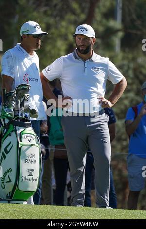 Madrid, Spagna. 9 ottobre 2021. Jon Rahm di Spagna gioca sul secondo verde durante il terzo giorno dell'Open de Espana al Club de campo Villa de Madrid. Credit: SOPA Images Limited/Alamy Live News Foto Stock