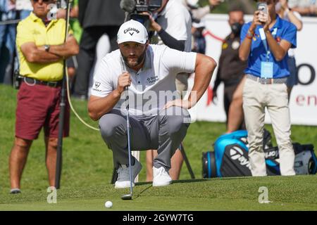 Madrid, Spagna. 9 ottobre 2021. Jon Rahm di Spagna gioca sul secondo verde durante il terzo giorno dell'Open de Espana al Club de campo Villa de Madrid. (Foto di Atilano Garcia/SOPA Images/Sipa USA) Credit: Sipa USA/Alamy Live News Foto Stock