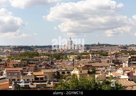 Tetti romani e cupola della Basilica di San Pietro in lontananza, vista dal Colle Pinciano a Roma Foto Stock