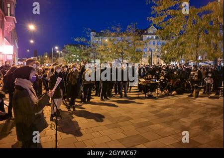 09 ottobre 2021, Sassonia-Anhalt, Halle (Saale): Rally delle iniziative 'Migrant Voices Halle', 'nessuno è dimenticato' allo Steintor. Due anni dopo l'attacco terroristico di destra alla più alta festa ebraica Yom Kippur a Halle, le vittime sono ricordate. Il 9 ottobre 2019, un estremista di destra pesantemente armato aveva tentato di stordire la sinagoga e causare un massacro tra i 52 visitatori. Quando fallì, sparò un passer-by di fronte al luogo di culto e un giovane in un ristorante kebab. Foto: Heiko Rebsch/dpa-Zentralbild/dpa Foto Stock