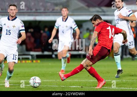 Steven Zuber in Svizzera segna il primo obiettivo della partita durante la partita di qualificazione della Coppa del mondo FIFA allo Stade de Geneve, Svizzera. Data foto: Sabato 9 ottobre 2021. Foto Stock