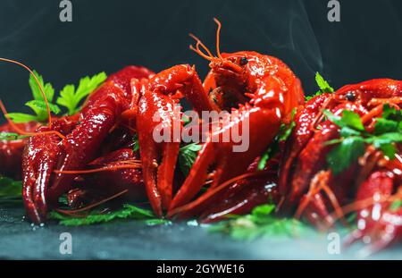 Gamberi cotti al forno rossi sul tavolo. Foto Stock