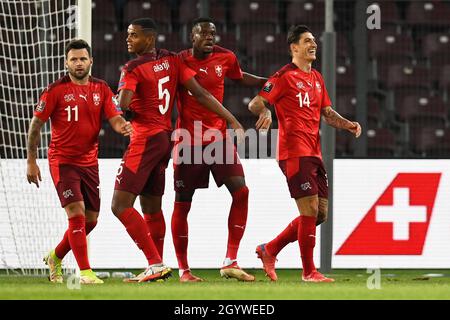 Steven Zuber in Svizzera festeggia il primo obiettivo della partita con i compagni di squadra durante la partita di qualificazione della Coppa del mondo FIFA allo Stade de Geneve, Svizzera. Data foto: Sabato 9 ottobre 2021. Foto Stock