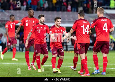 Steven Zuber in Svizzera festeggia il primo obiettivo della partita con i compagni di squadra durante la partita di qualificazione della Coppa del mondo FIFA allo Stade de Geneve, Svizzera. Data foto: Sabato 9 ottobre 2021. Foto Stock