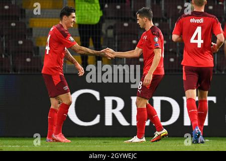 Steven Zuber in Svizzera festeggia il primo obiettivo della partita con i compagni di squadra durante la partita di qualificazione della Coppa del mondo FIFA allo Stade de Geneve, Svizzera. Data foto: Sabato 9 ottobre 2021. Foto Stock