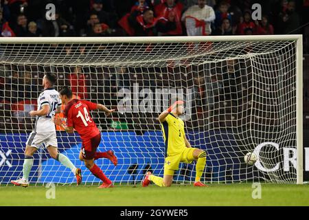 Steven Zuber, in Svizzera, segna il primo obiettivo del gioco dopo il portiere dell'Irlanda del Nord Bailey Peacock-Farrell durante la partita di qualificazione alla Coppa del mondo FIFA a Stade de Geneve, Svizzera. Data foto: Sabato 9 ottobre 2021. Foto Stock