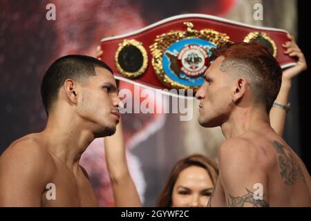 Las Vegas, Nevada, USA. 8 Ott 2021. Edgar Berlanga, Marcelo Esteban Coceres in presenza DI FURY vs WILDER III Heavyweight Championship Fight, MGM Grand Garden Arena, Las Vegas, NV 8 ottobre 2021. Credit: JA/Everett Collection/Alamy Live News Foto Stock