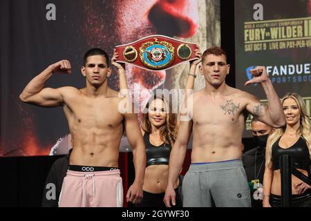 Las Vegas, Nevada, USA. 8 Ott 2021. Edgar Berlanga, Marcelo Esteban Coceres in presenza DI FURY vs WILDER III Heavyweight Championship Fight, MGM Grand Garden Arena, Las Vegas, NV 8 ottobre 2021. Credit: JA/Everett Collection/Alamy Live News Foto Stock