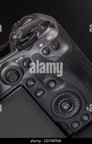moderni comandi professionali della fotocamera digitale nera - pulsanti, quadranti, ruote, schermi e joystick - vista macro ravvicinata Foto Stock