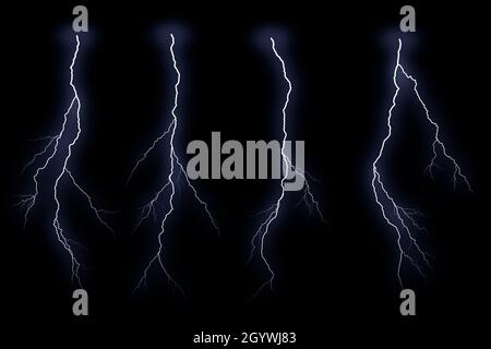 Fulmini isolati su sfondo nero. Colpo elettrico Thunder. Temporali e fulmini Foto Stock