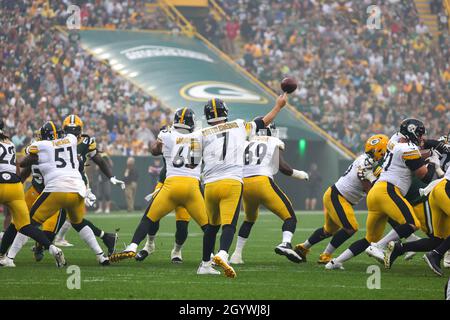 Green Bay, Wisconsin, Stati Uniti. 03 ottobre 2021. Pittsburgh Steelers quarterback ben Roethlisberger (7) passare la palla durante la partita di football NFL tra i Pittsburgh Steelers e i Green Bay Packers al Lambeau Field di Green Bay, Wisconsin. Darren Lee/CSM/Alamy Live News Foto Stock