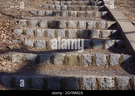 Una vecchia recinzione in legno spaccato ferrovia lungo un sentiero escursionistico in un parco Foto Stock