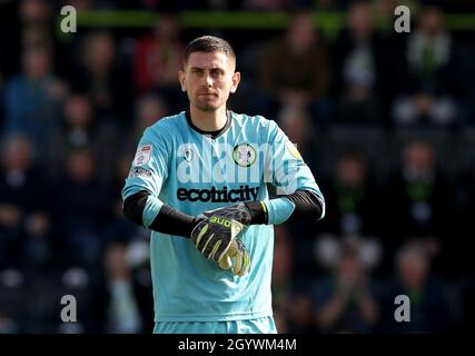 Forest Green Rovers portiere, Luke McGee durante la partita Sky Bet League due alla completamente carica New Lawn, Nailsworth. Data foto: Sabato 9 ottobre 2021. Foto Stock