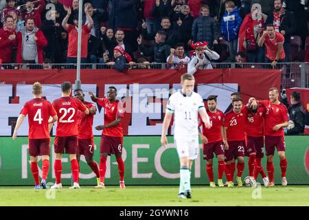 Christian Fassnacht in Svizzera festeggia il secondo obiettivo della partita con i compagni di squadra durante la partita di qualificazione della Coppa del mondo FIFA allo Stade de Geneve, Svizzera. Data foto: Sabato 9 ottobre 2021. Foto Stock