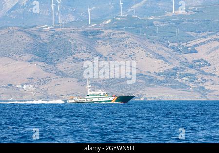 La pattuglia barca A18 della Guardia civile spagnola pattugliando lo stretto di Gibilterra. Rodman-101 classe pattuglia barca, che opera da Algeciras. Foto Stock