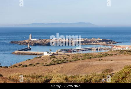 Tarifa Island, Isla de Tarifa o Isla de Las Palomas, che ha fortificazioni da attività militare, un faro e Punta de Tarifa. Foto Stock