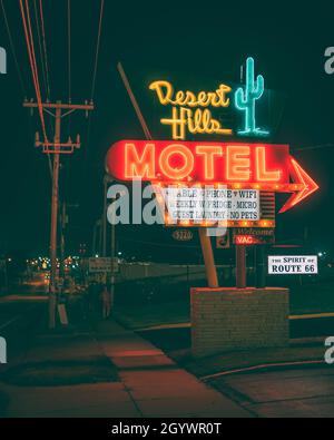 Desert Hills Motel vintage cartello al neon di notte sulla Route 66 a Tulsa, Oklahoma Foto Stock