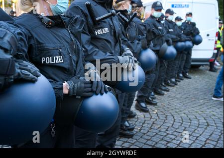 09 ottobre 2021, Sassonia-Anhalt, Halle (Saale): Massiccia presenza di polizia al Moritzburg. Al margine degli eventi commemorativi due anni dopo l'attacco terroristico di destra con due morti, si è avuto un raduno al Moritzburg da parte dell'estremista di destra Sven Liebich. Foto: Heiko Rebsch/dpa-Zentralbild/dpa Foto Stock