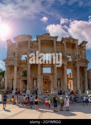 Efes, Izmir, Turchia - 23 agosto 2021: Rovine della Biblioteca Celsius nella città antica Efeso. Foto Stock