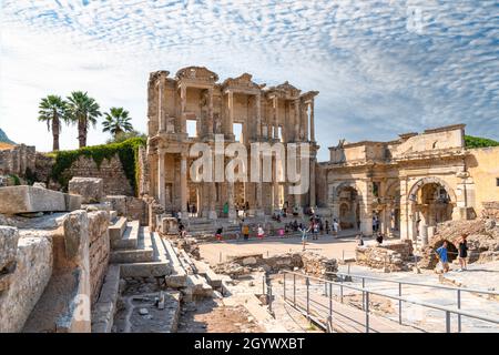 Efes, Izmir, Turchia - 23 agosto 2021: Rovine della Biblioteca Celsius nella città antica Efeso. Foto Stock