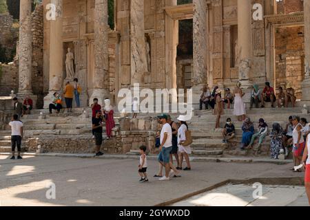 Efes, Izmir, Turchia - 23 agosto 2021: Rovine della Biblioteca Celsius nella città antica Efeso con i turisti. Foto Stock