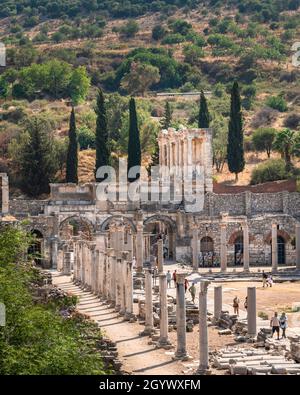 Efes, Izmir, Turchia - 23 agosto 2021: Vista lontana delle rovine della Biblioteca Celsius nell'antica città di Efeso. Foto Stock