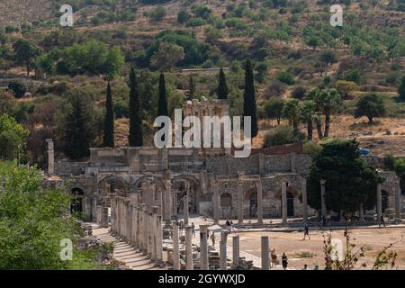 Efes, Izmir, Turchia - 23 agosto 2021: Vista lontana delle rovine della Biblioteca Celsius nell'antica città di Efeso. Foto Stock