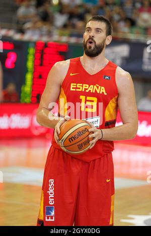 A Coruña, Spagna. Marc Gasol spara per il basket durante l'amichevole partita di basket tra Spagna e Canada il 6 agosto 2014 Foto Stock