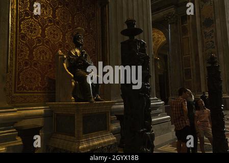 VATICANO, Città del VATICANO - 02 settembre 2019: L'interno e l'architettura della Basilica di San Pietro nella Città del Vaticano, Italia Foto Stock