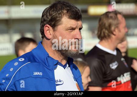 Emden, Germania. 9 ottobre 2021. Il giocatore Steffen Baumgart attraversa il campo di calcio alla partita di benefico 'Frisia Est contro la GDR' di Emden. La partita è una riunione di ex calciatori come Steffen Baumgart o Jörg Heinrich, che si sono trasferiti in club amatoriali ad Aurich ed Emden dopo la riunificazione. Credit: Michael Bahlo/dpa/Alamy Live News Foto Stock