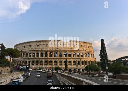 ROMA, ITALIA - 01 settembre 2019: Il Colosseo dall'esterno, vista dalla strada Foto Stock
