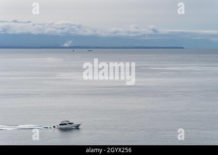 Yacht motori lungo il Puget Sound nello stato di Washington Foto Stock