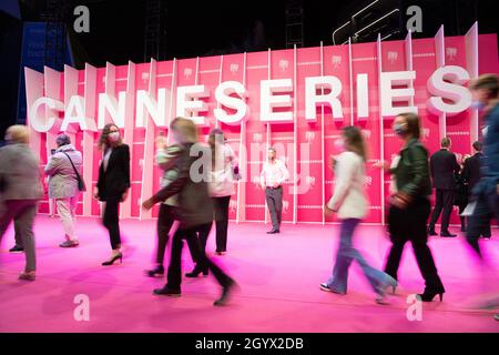 Cannes, Francia. 9 Ott 2021. La gente cammina accanto alla zona dei tappeti rossi del Festival Internazionale della Serie di Cannes, o Canneseries, a Cannes, in Francia, il 9 ottobre, 2021. La manifestazione si tiene dall'8 ottobre al 13 ottobre. Credit: Jack Chan/Xinhua/Alamy Live News Foto Stock