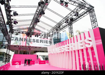 Cannes, Francia. 9 Ott 2021. L'area rossa del tappeto per il Festival Internazionale della Serie di Cannes, o Canneseries, si trova a Cannes, in Francia, il 9 ottobre 2021. La manifestazione si tiene dall'8 ottobre al 13 ottobre. Credit: Jack Chan/Xinhua/Alamy Live News Foto Stock