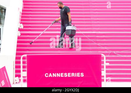 Cannes, Francia. 9 Ott 2021. Un uomo lavora nella zona dei tappeti rossi del Festival Internazionale della Serie di Cannes, o Canneseries, a Cannes, in Francia, il 9 ottobre, 2021. La manifestazione si tiene dall'8 ottobre al 13 ottobre. Credit: Jack Chan/Xinhua/Alamy Live News Foto Stock