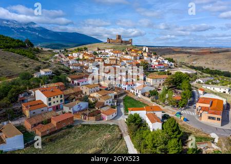 Trasmoz, Spagna - 6 novembre 2021: Veduta aerea panoramica del Castello di Trasmoz, fortezza medievale del XIII secolo, regione di Tarazona, provincia di Saragozza, Spagna. Foto Stock