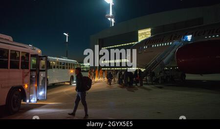 Gli evacuati salteranno a bordo di un volo di andata per gli Stati Uniti dalla base aerea di Ramstein, Germania, 9 ottobre 2021. I voli in uscita sono ripresi dopo una pausa di tre settimane su richiesta dei Centri statunitensi per il controllo e la prevenzione delle malattie, con molta cautela a causa della scoperta di un piccolo numero di casi di morbillo negli Stati Uniti tra gli sfollati recentemente arrivati dall'Afghanistan. Circa 8,800 evacuati hanno ricevuto il vaccino contro il morbillo, la parotite e la rosolia e la maggior parte degli evacuati idonei ha ricevuto il vaccino Janssen COVID-19 presso le caserme di Ramstein e Rhine Ordnance. (STATI UNITI Air Force foto di Un Foto Stock