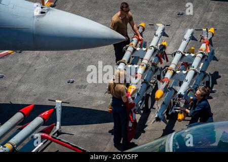 211008-N-RB149-1120 SOUTH CHINA SEA (OTT 8, 2021) i marinai trasportano l'ordnance sul ponte di volo del vettore aereo di classe Nimitz USS Carl Vinson (CVN 70), 8 ottobre 2021. Carl Vinson Carrier Strike Group è in fase di implementazione nell'area operativa della 7a flotta statunitense per migliorare l'interoperabilità attraverso alleanze e partnership, fungendo da forza di risposta pronta a supportare una regione indopacifica libera e aperta. (STATI UNITI Foto Navy di Mass Communication Specialist terza classe Nicholas carter) Foto Stock