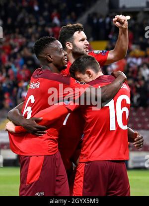 La Svizzera Christian Fassnacht (a destra) festeggia con i suoi compagni di squadra dopo aver segnato il secondo gol della partita durante la partita di qualificazione della Coppa del mondo FIFA allo Stade de Geneve, Svizzera. Data foto: Sabato 9 ottobre 2021. Foto Stock