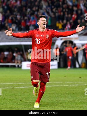 Christian Fassnacht in Svizzera festeggia il secondo gol della partita durante la partita di qualificazione della Coppa del mondo FIFA allo Stade de Geneve, Svizzera. Data foto: Sabato 9 ottobre 2021. Foto Stock