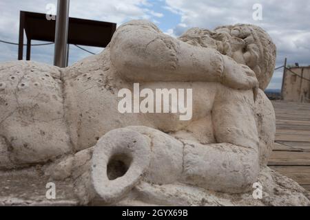 Vecchio che tiene un'anfora. Fontana a forma di statua. Teatro Romano di Medellin, Estremadura, Spagna Foto Stock