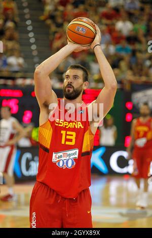 A Coruña, Spagna. Marc Gasol spara per il basket durante l'amichevole partita di basket tra Spagna e Canada al Colosseo il 6 agosto 2014 Foto Stock