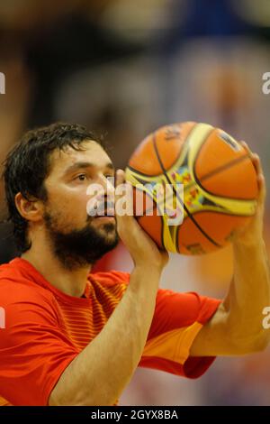 A Coruna, Spagna. Sergio Llull spara per il basket durante la partita di basket amichevole tra Spagna e Canada in Una Coruna il 6 agosto 2014 Foto Stock